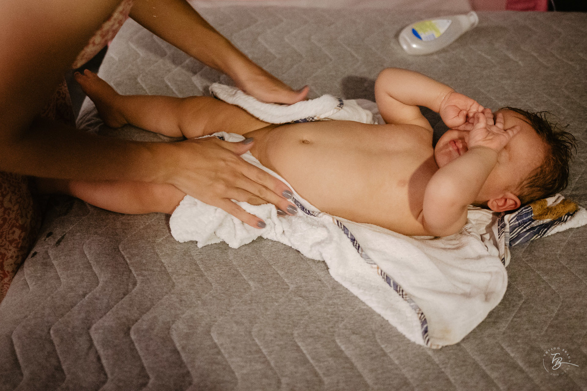 Soninho do bebê, pós banho. Ensaio lifestyle. Fotos de Família em Garopaba - SC. Por Thiago Braga