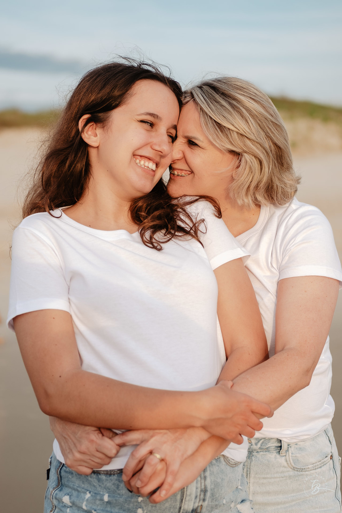 Ensaio de família, em amanhecer na praia do campeche em Florianópolis - SC. Por Thiago Braga fotografia. 