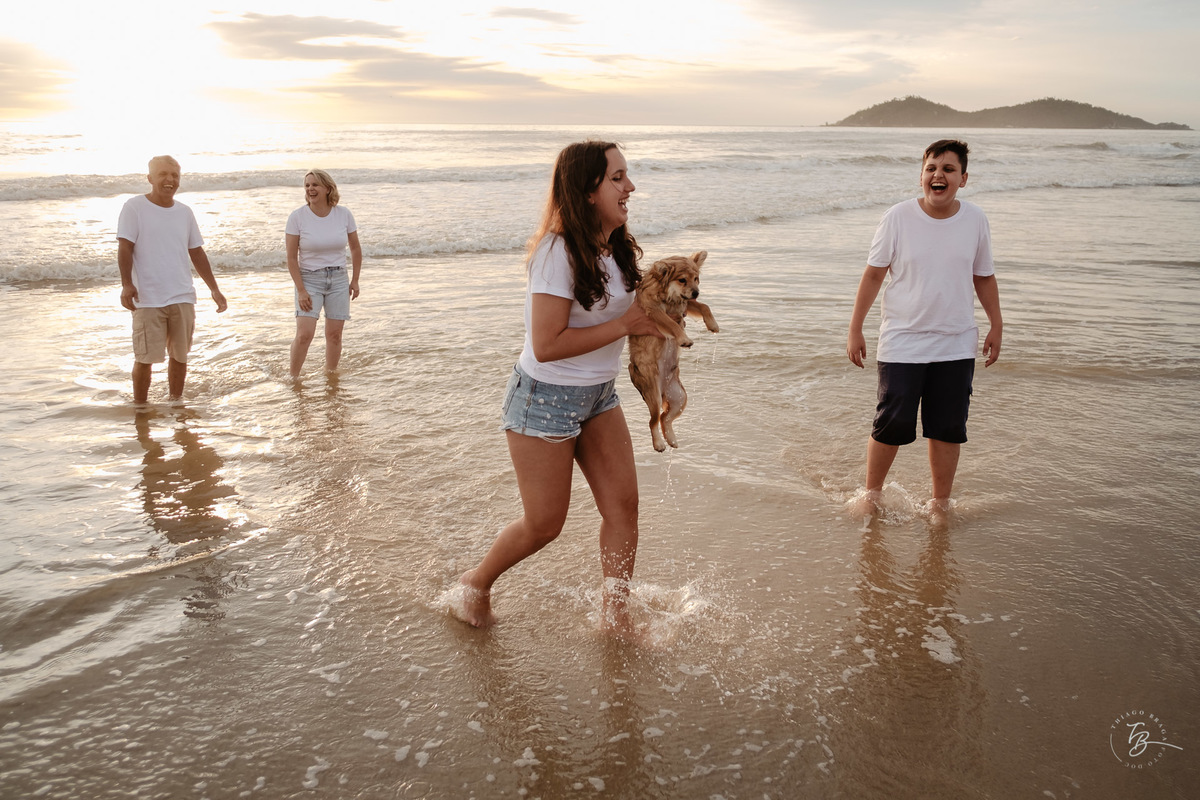 Ensaio de família, em amanhecer na praia do campeche em Florianópolis - SC. Por Thiago Braga fotografia. 