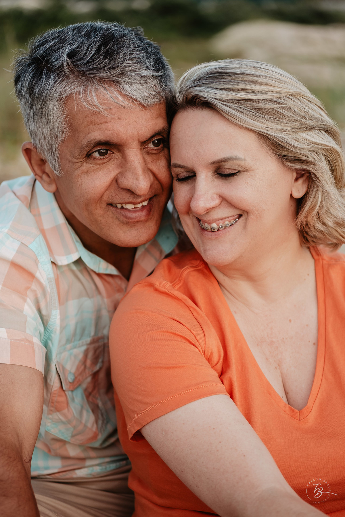 Ensaio de família, em amanhecer na praia do campeche em Florianópolis - SC. Por Thiago Braga fotografia. 