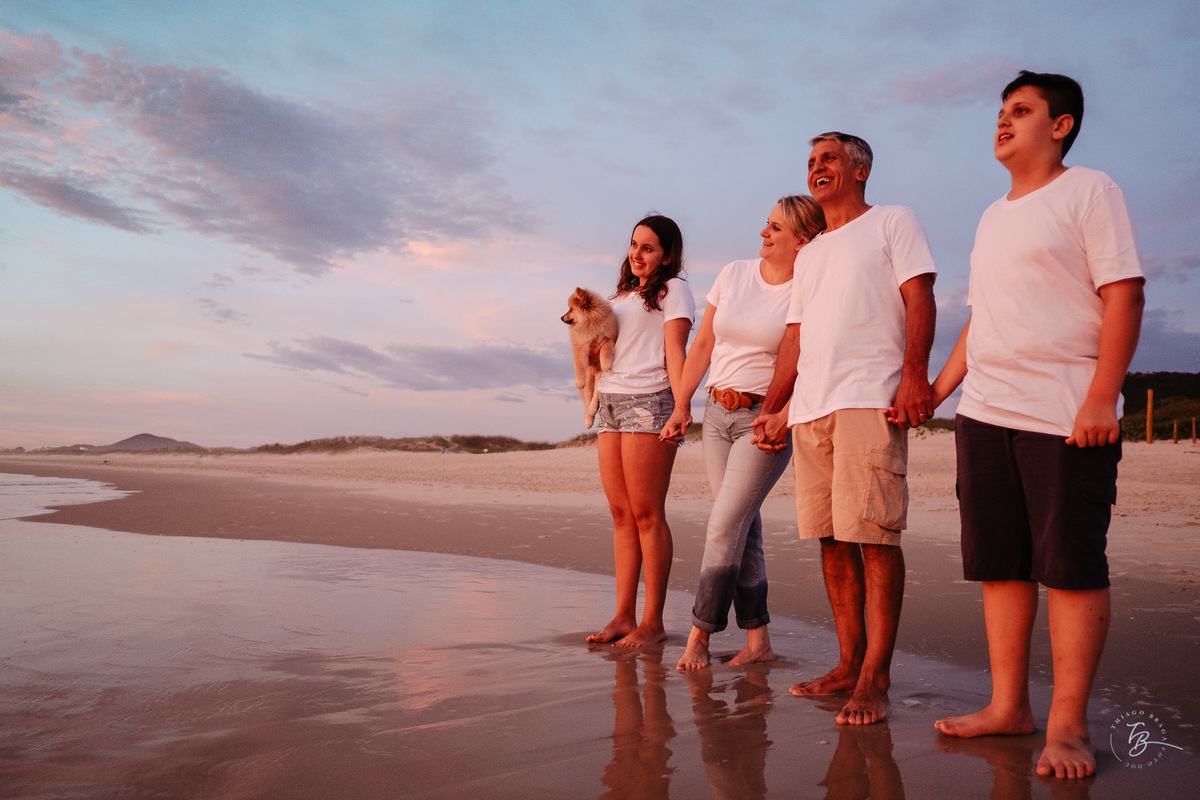 Ensaio de família, em amanhecer na praia do campeche em Florianópolis - SC. Por Thiago Braga fotografia. 