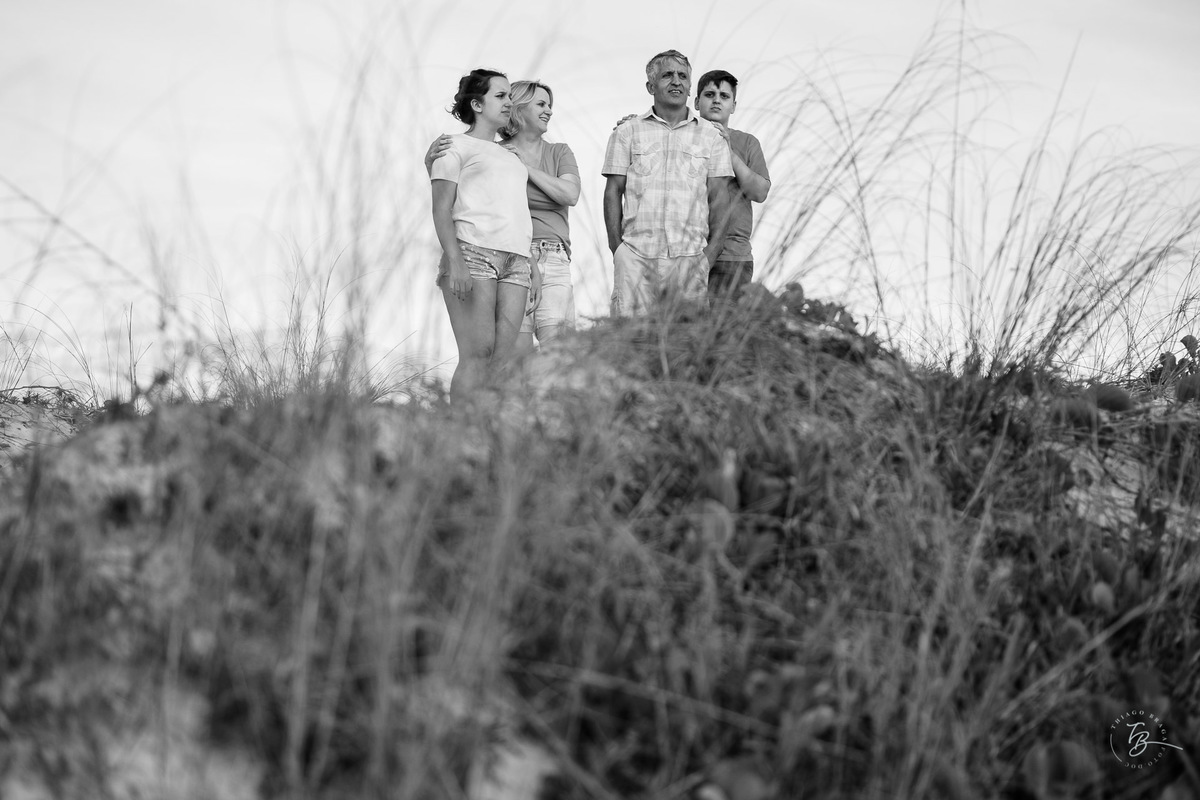 Ensaio de família, em amanhecer na praia do campeche em Florianópolis - SC. Por Thiago Braga fotografia. 