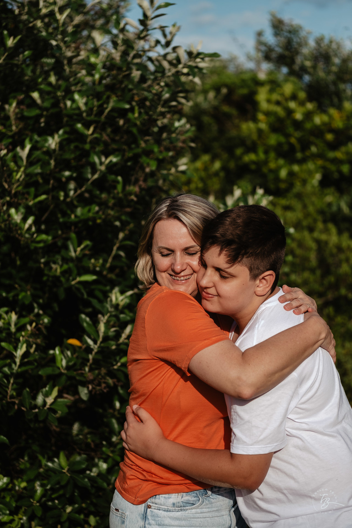 Ensaio de família, em amanhecer na praia do campeche em Florianópolis - SC. Por Thiago Braga fotografia. 