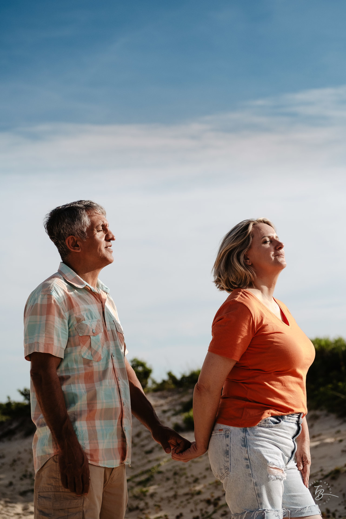 Ensaio de família, em amanhecer na praia do campeche em Florianópolis - SC. Por Thiago Braga fotografia. 
