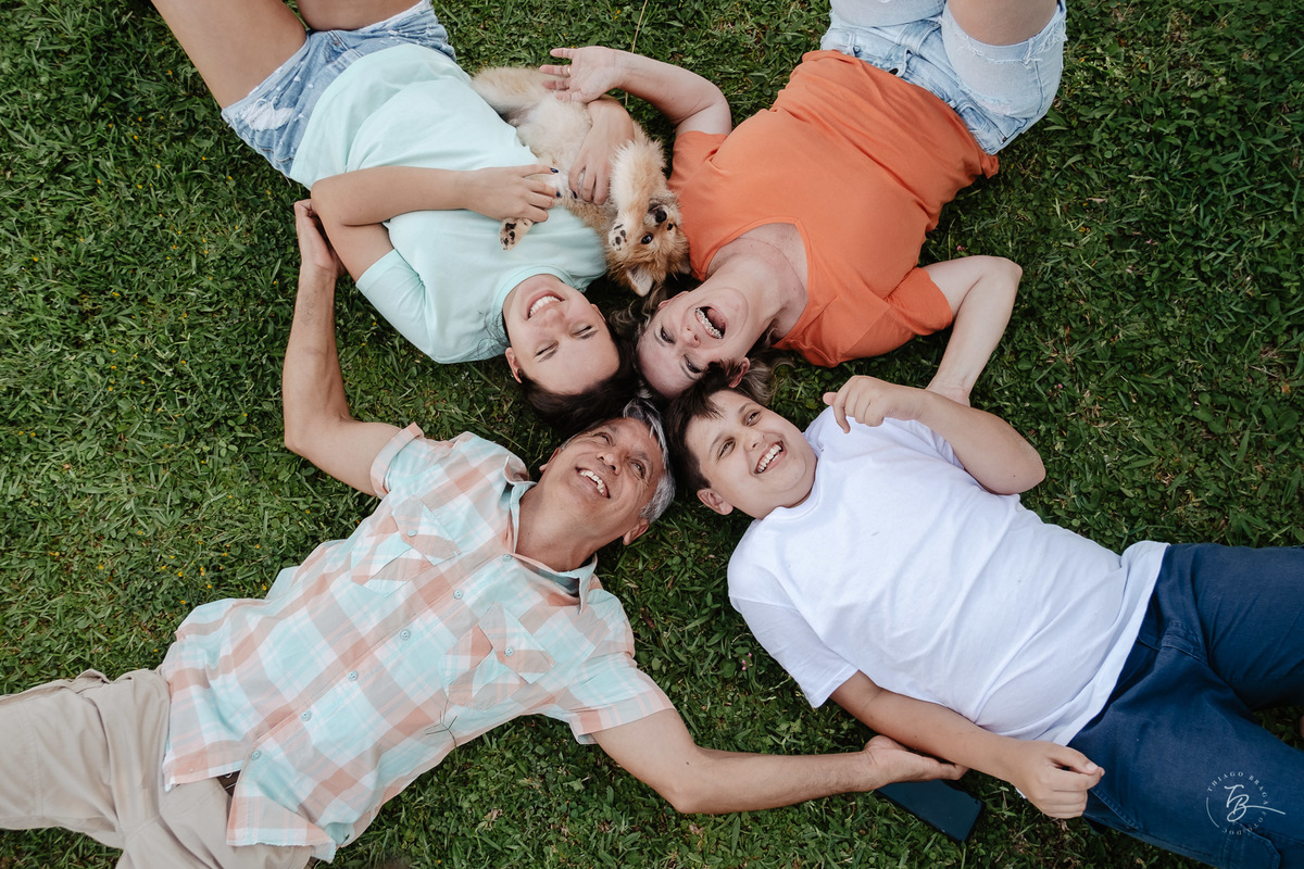 Ensaio de família, em amanhecer na praia do campeche em Florianópolis - SC. Por Thiago Braga fotografia. 