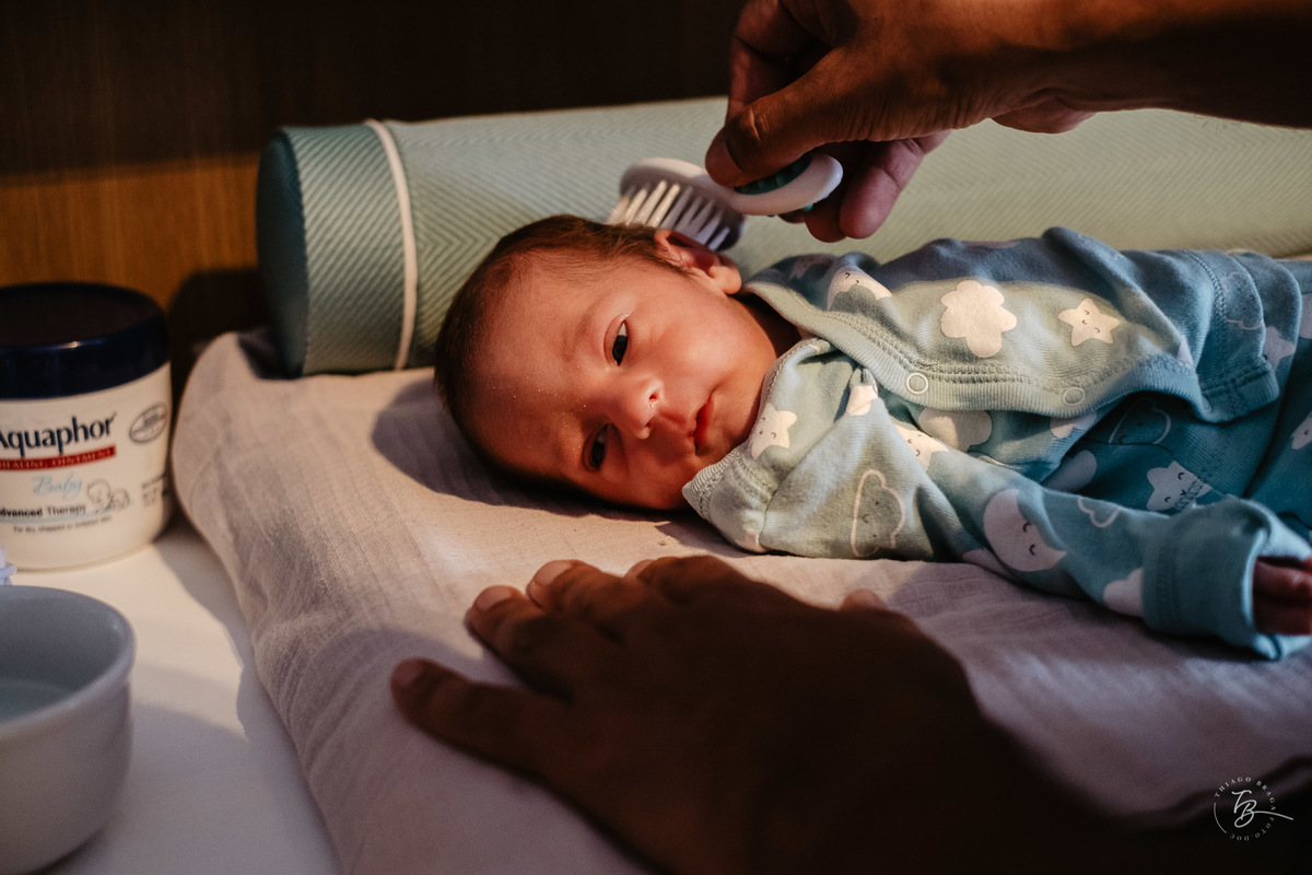 Ensaio de primeiros dias em casa e encontro de irmãos. Por Thiago Braga Fotografia.