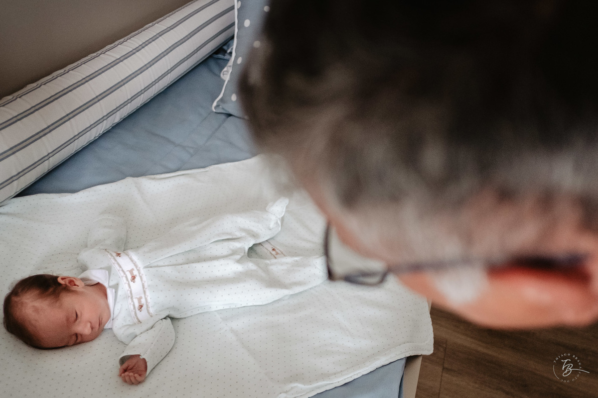Ensaio de primeiros dias em casa e encontro de irmãos. Por Thiago Braga Fotografia.