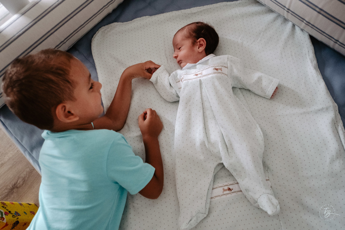 Ensaio de primeiros dias em casa e encontro de irmãos. Por Thiago Braga Fotografia.