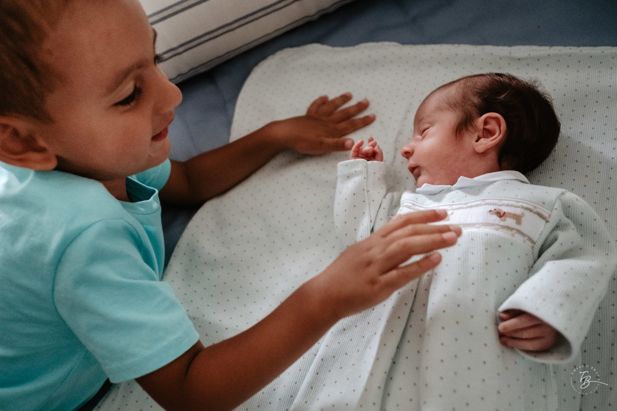 Ensaio de primeiros dias em casa e encontro de irmãos. Por Thiago Braga Fotografia.