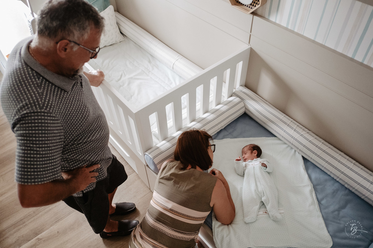 Ensaio de primeiros dias em casa e encontro de irmãos. Por Thiago Braga Fotografia.