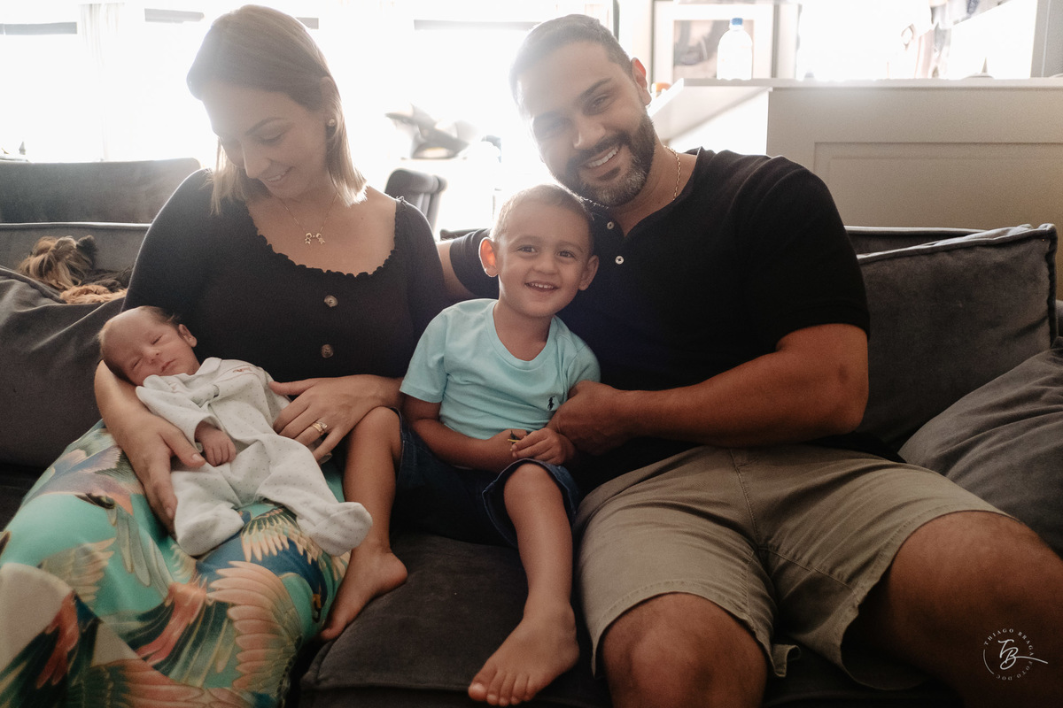 Ensaio de primeiros dias em casa e encontro de irmãos. Por Thiago Braga Fotografia.