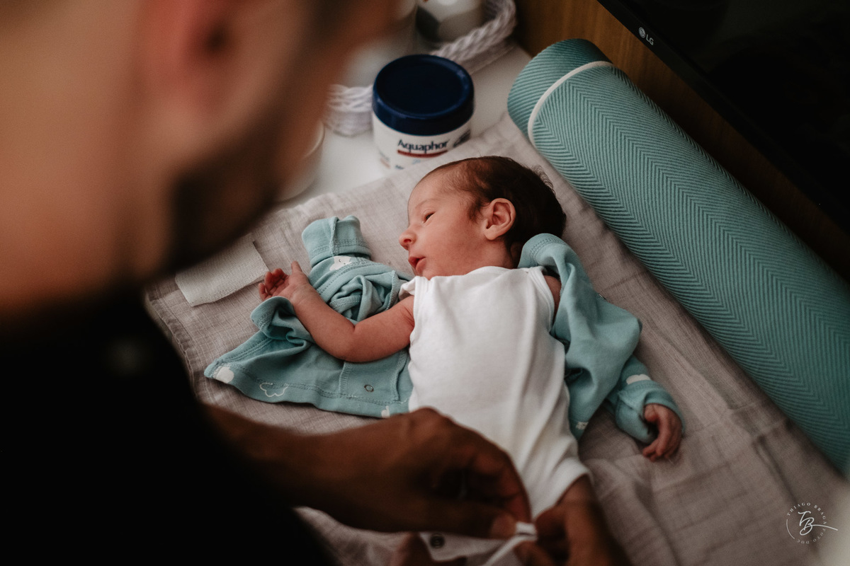 Ensaio de primeiros dias em casa e encontro de irmãos. Por Thiago Braga Fotografia.