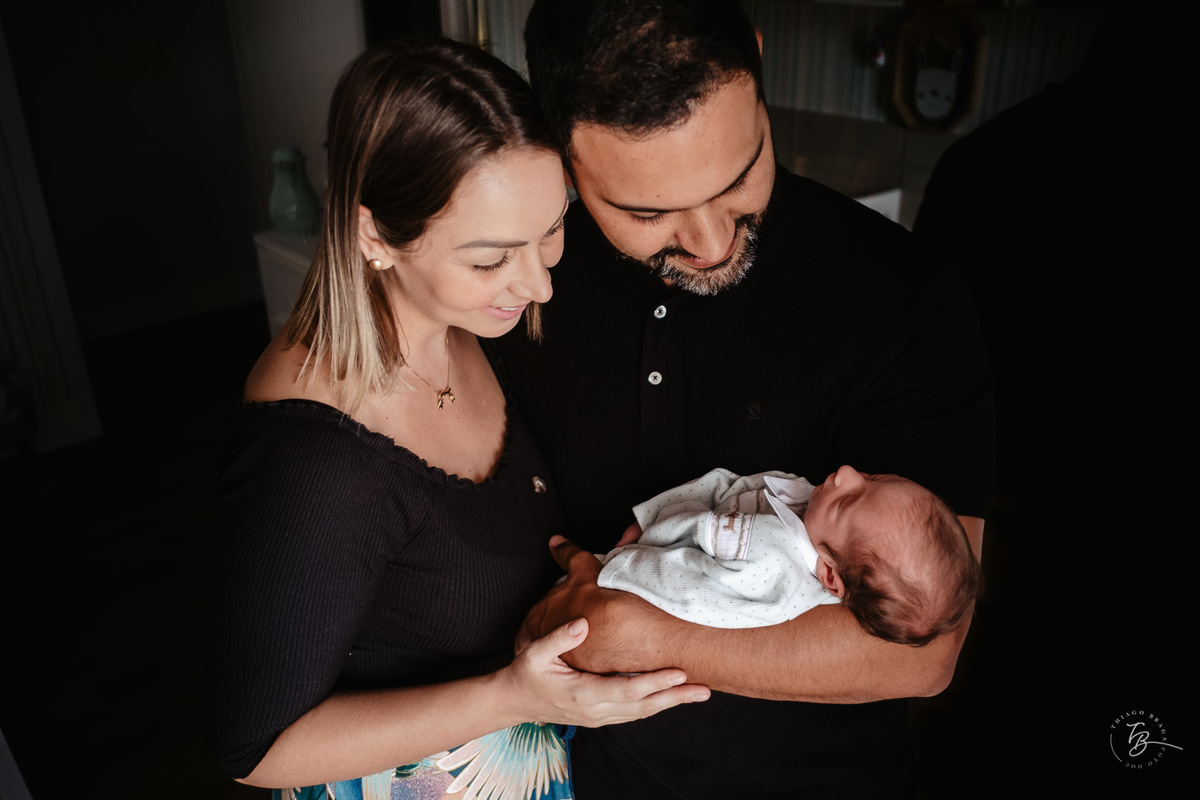 Ensaio de primeiros dias em casa e encontro de irmãos. Por Thiago Braga Fotografia.