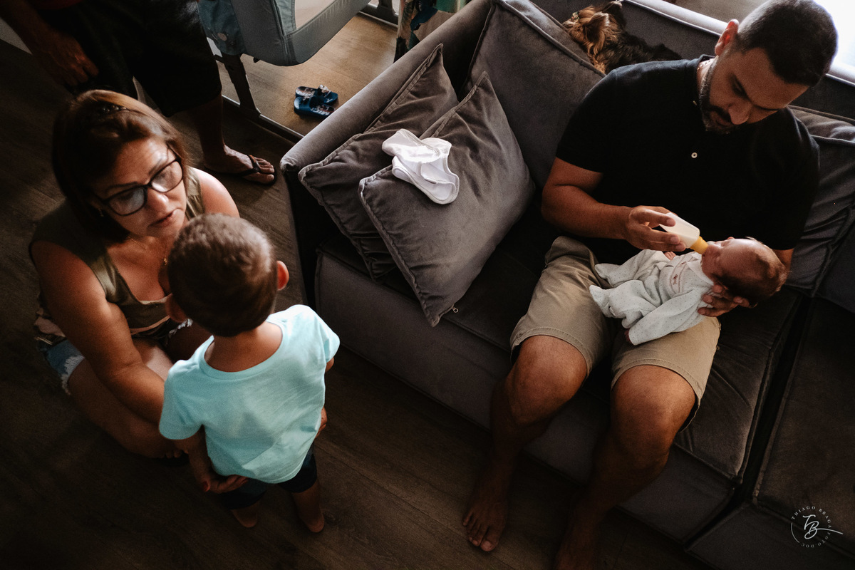 Ensaio de primeiros dias em casa e encontro de irmãos. Por Thiago Braga Fotografia.