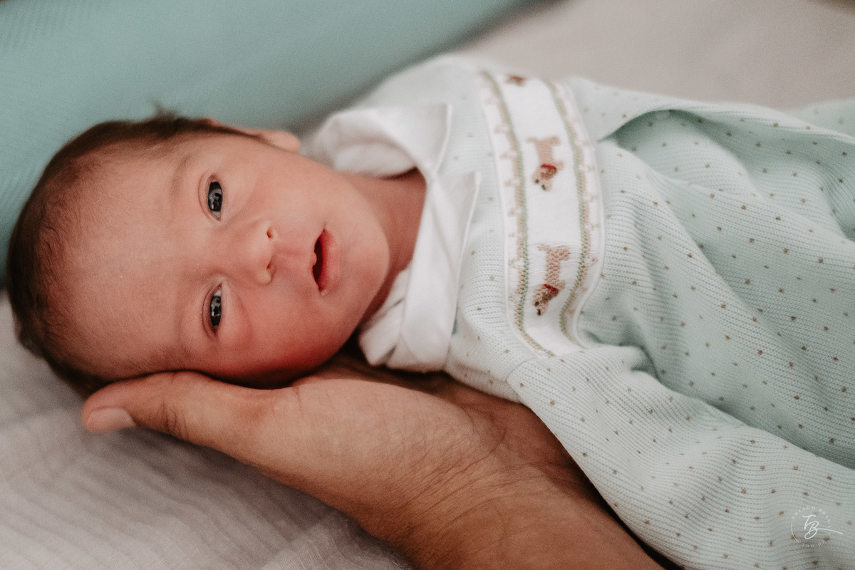 Ensaio de primeiros dias em casa e encontro de irmãos. Por Thiago Braga Fotografia.