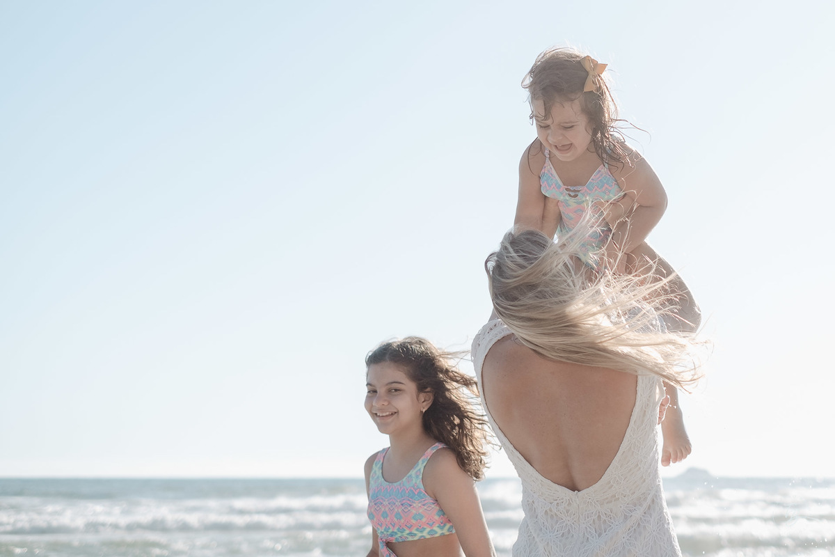 Ensaio de Família na praia dos Ingleses em Florianópolis/SC. Por Thiago Braga Fotografia. 