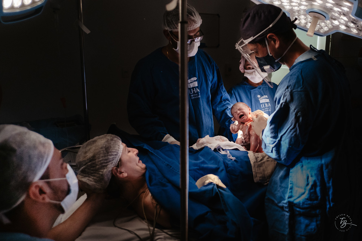 Momento tão desejado. Parto cesárea na maternidade Ilha, em Florianópolis, por Thiago Braga Fotografia.