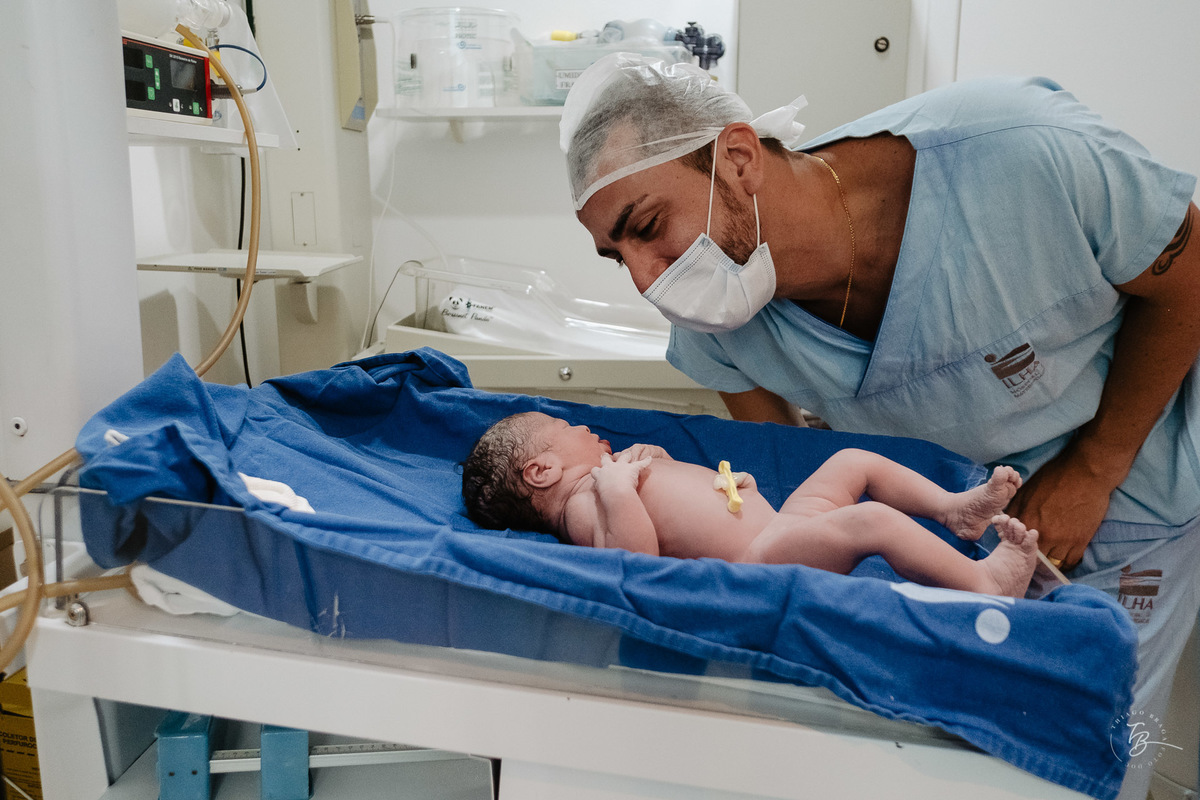 Papai e filha. Parto cesárea na maternidade Ilha, em Florianópolis, por Thiago Braga Fotografia.
