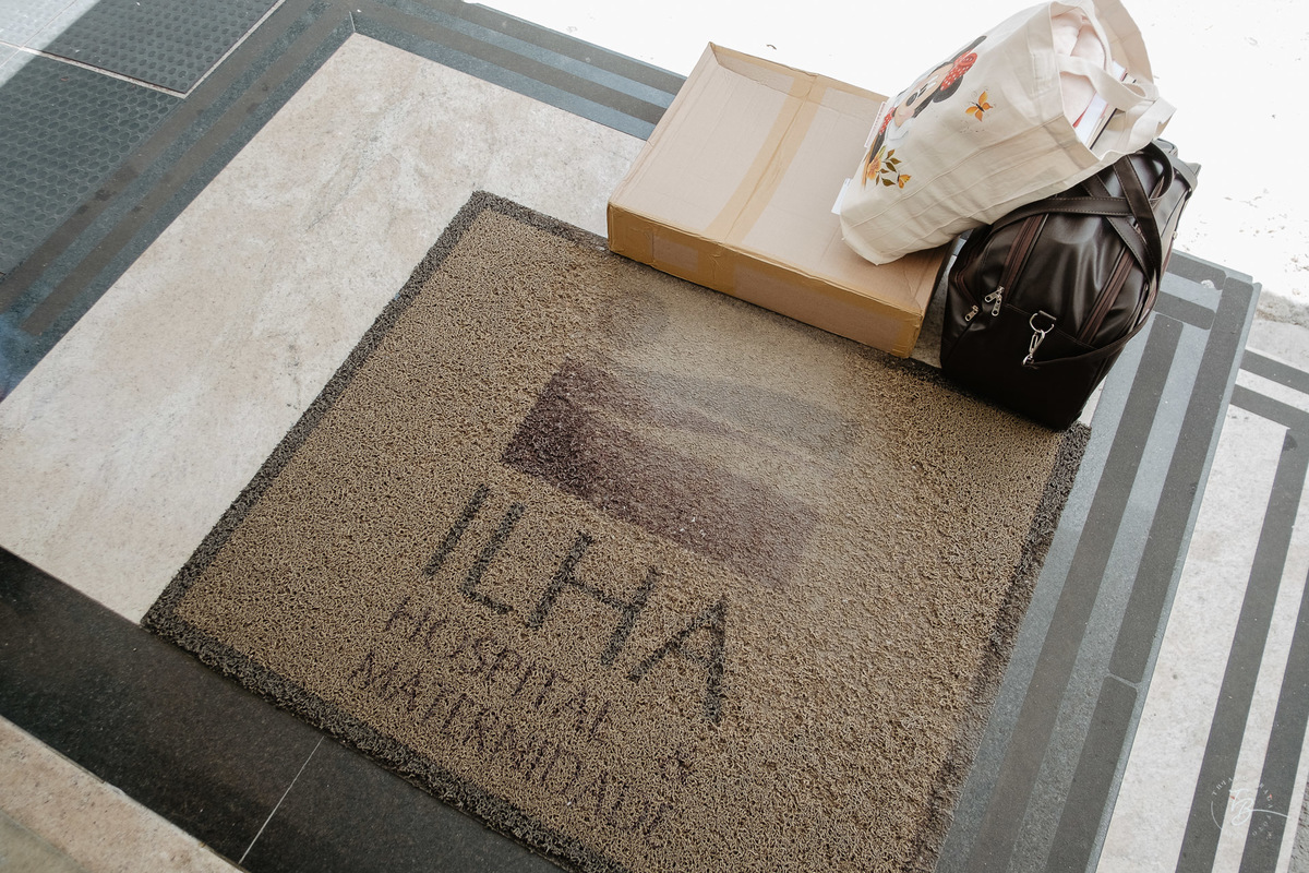 entrada. Parto cesárea na maternidade Ilha, em Florianópolis, por Thiago Braga Fotografia.