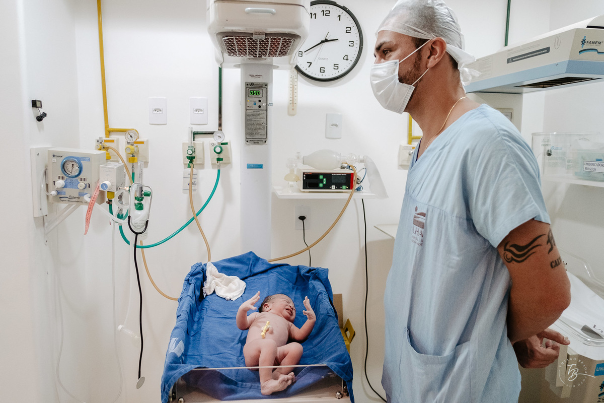 Admiração. Parto cesárea na maternidade Ilha, em Florianópolis, por Thiago Braga Fotografia.
