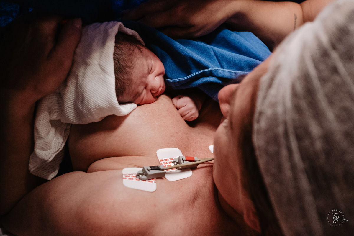 Primeiro contato. Parto cesárea na maternidade Ilha, em Florianópolis, por Thiago Braga Fotografia.