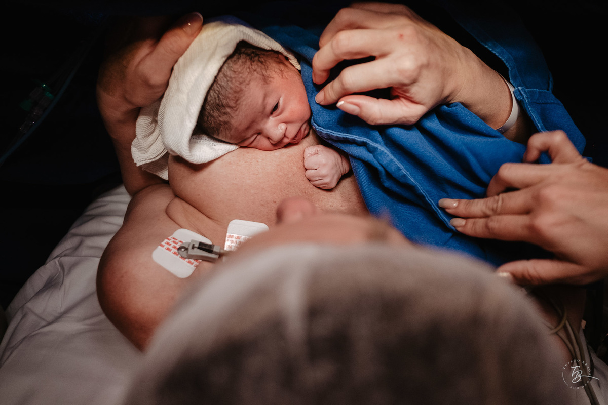 Pele e pele. Parto cesárea na maternidade Ilha, em Florianópolis, por Thiago Braga Fotografia.