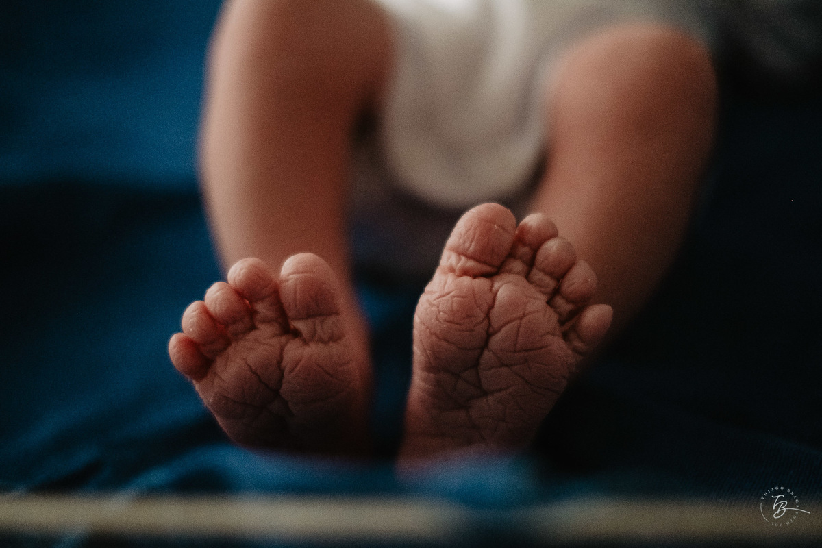 Pezinhos de recém nascida. Parto cesárea na maternidade Ilha, em Florianópolis, por Thiago Braga Fotografia.