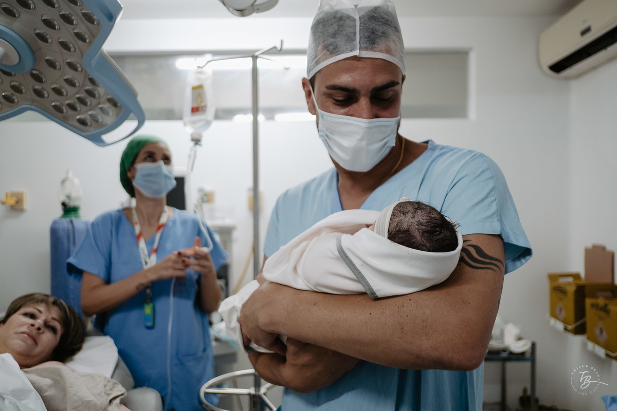 Na maternidade. Parto cesárea na maternidade Ilha, em Florianópolis, por Thiago Braga Fotografia.