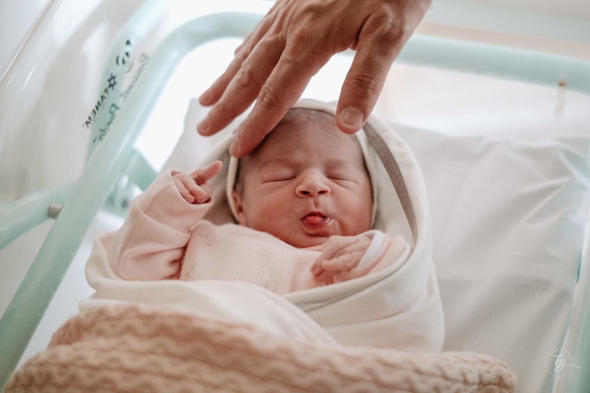 rostinho da recém nascida. Parto cesárea na maternidade Ilha, em Florianópolis, por Thiago Braga Fotografia.