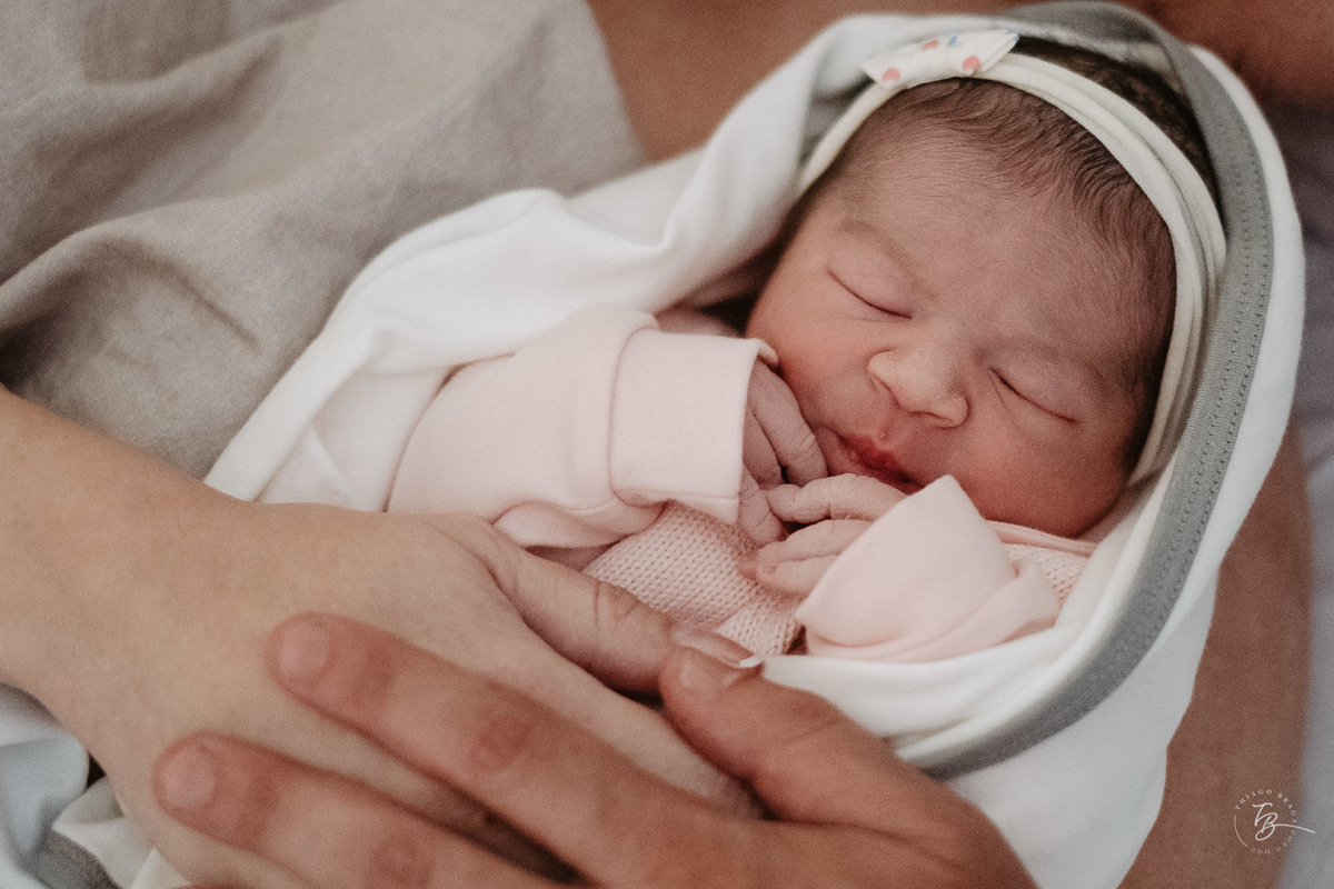 Parto cesárea na maternidade Ilha, em Florianópolis, por Thiago Braga Fotografia.