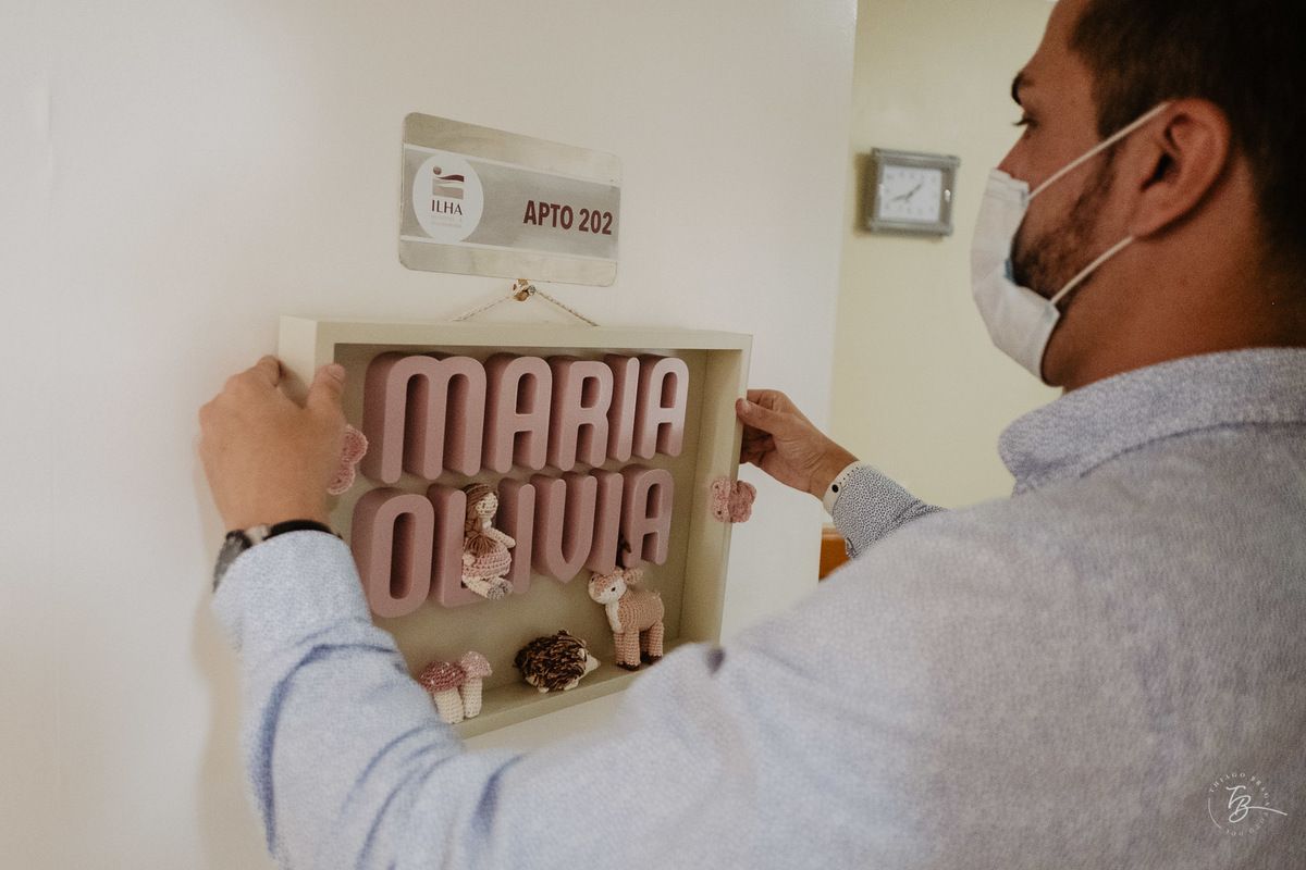 Colocando identificação na porta. Parto cesárea na maternidade Ilha, em Florianópolis, por Thiago Braga Fotografia.