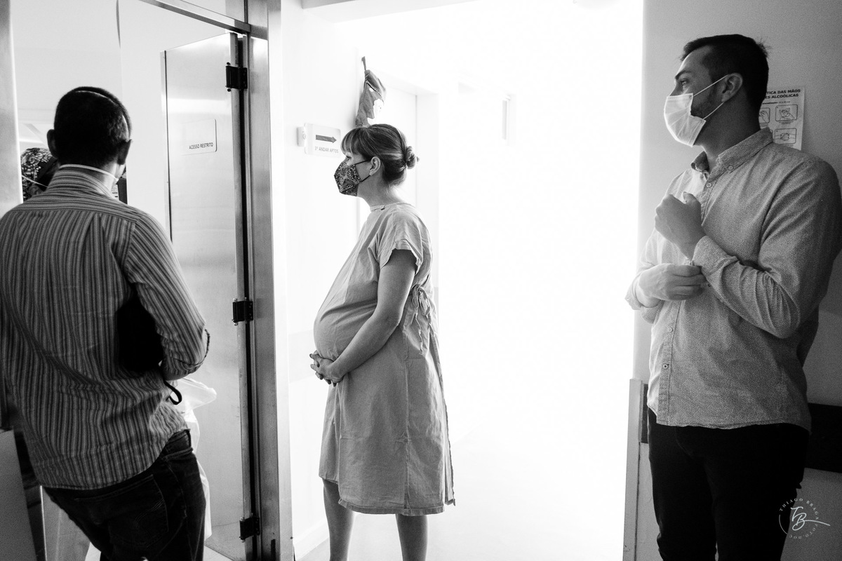 Chegou a hora. Parto cesárea na maternidade Ilha, em Florianópolis, por Thiago Braga Fotografia.