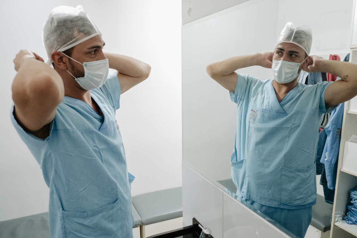 Parto cesárea na maternidade Ilha, em No vestiário. Florianópolis, por Thiago Braga Fotografia.Parto cesárea na maternidade Ilha, em Florianópolis, por Thiago Braga Fotografia.