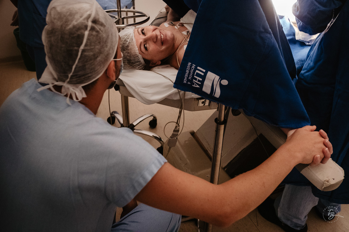 Catinho. Parto cesárea na maternidade Ilha, em Florianópolis, por Thiago Braga Fotografia.