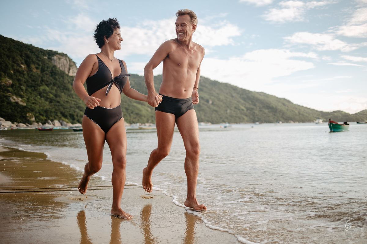 Ensaio de Casal, na praia de Canto Grande em Bombinhas - SC. Por Thiago Braga Fotografia.