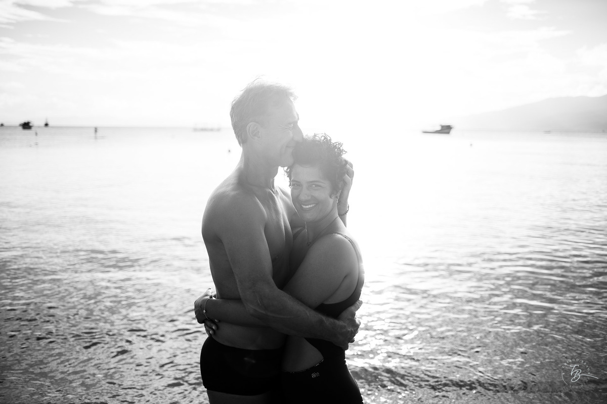 Ensaio de Casal, na praia de Canto Grande em Bombinhas - SC. Por Thiago Braga Fotografia.
