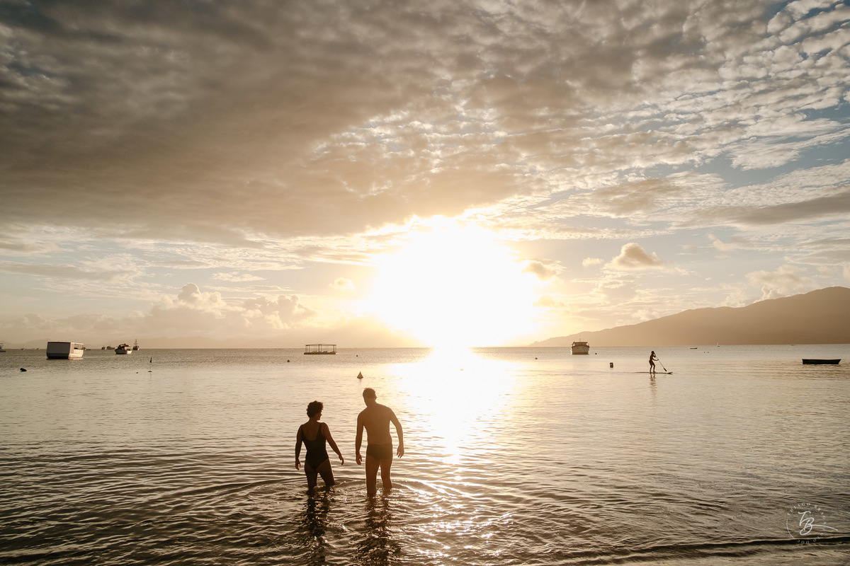 Ensaio de Casal, na praia de Canto Grande em Bombinhas - SC. Por Thiago Braga Fotografia.