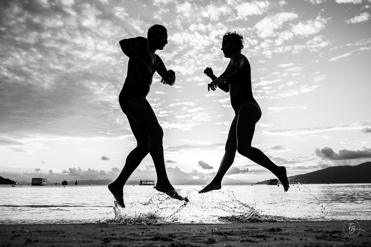 Ensaio de Casal, na praia de Canto Grande em Bombinhas - SC. Por Thiago Braga Fotografia.
