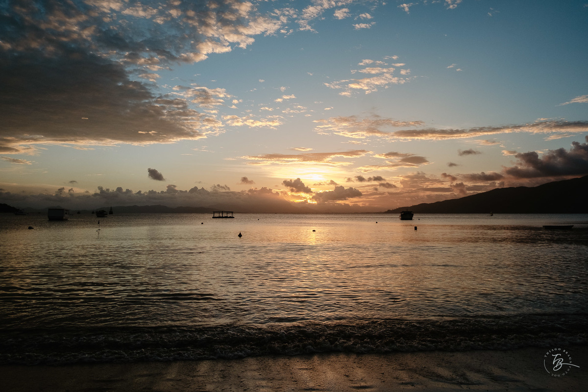 Ensaio de Casal, na praia de Canto Grande em Bombinhas - SC. Por Thiago Braga Fotografia.