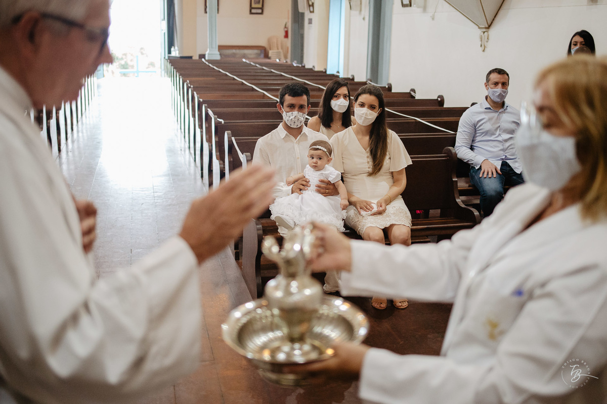 Preparando a água do batismo. O dia do batizado da Lara, na Igreja santuário da Imaculada conceição, na Lagoa em Florianópolis. - SC, por Thiago Braga Fotografia.
