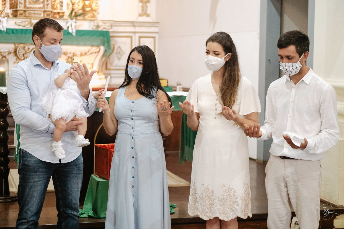 Oração. O dia do batizado da Lara, na Igreja santuário da Imaculada conceição, na Lagoa em Florianópolis. - SC, por Thiago Braga Fotografia.