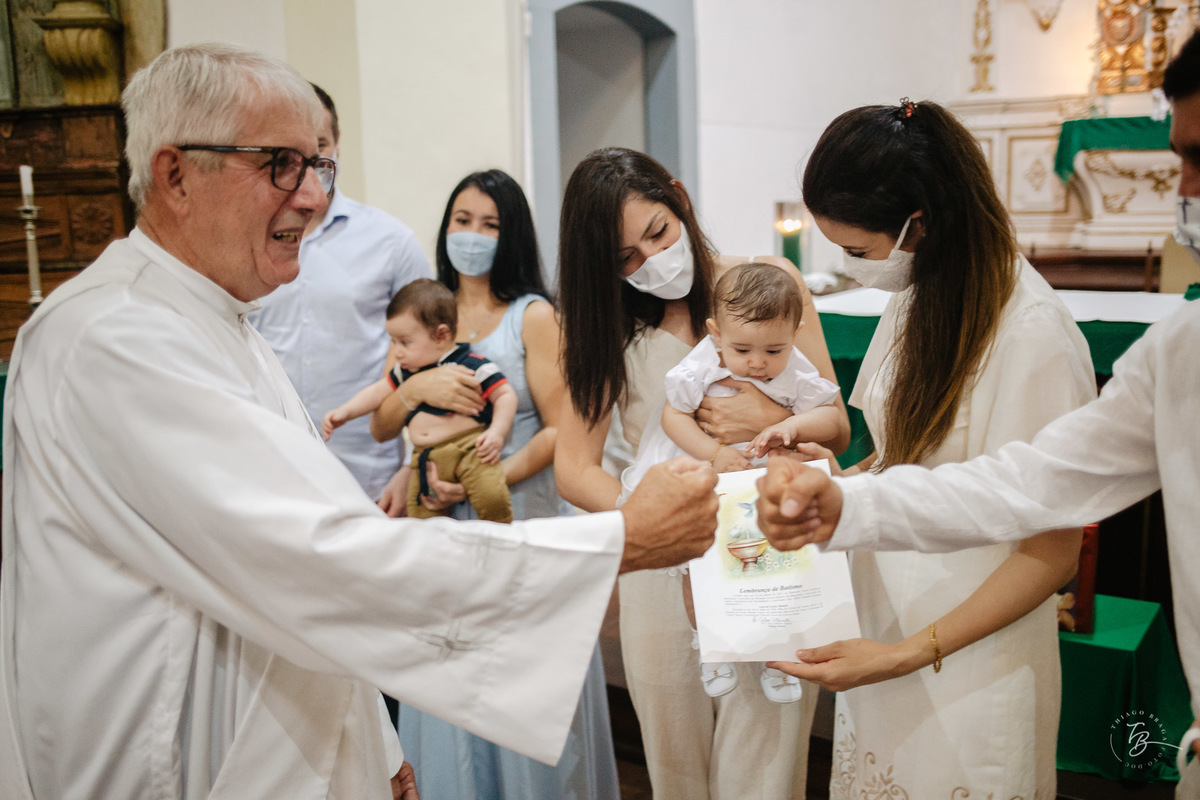 Celebrando. O dia do batizado da Lara, na Igreja santuário da Imaculada conceição, na Lagoa em Florianópolis. - SC, por Thiago Braga Fotografia.
