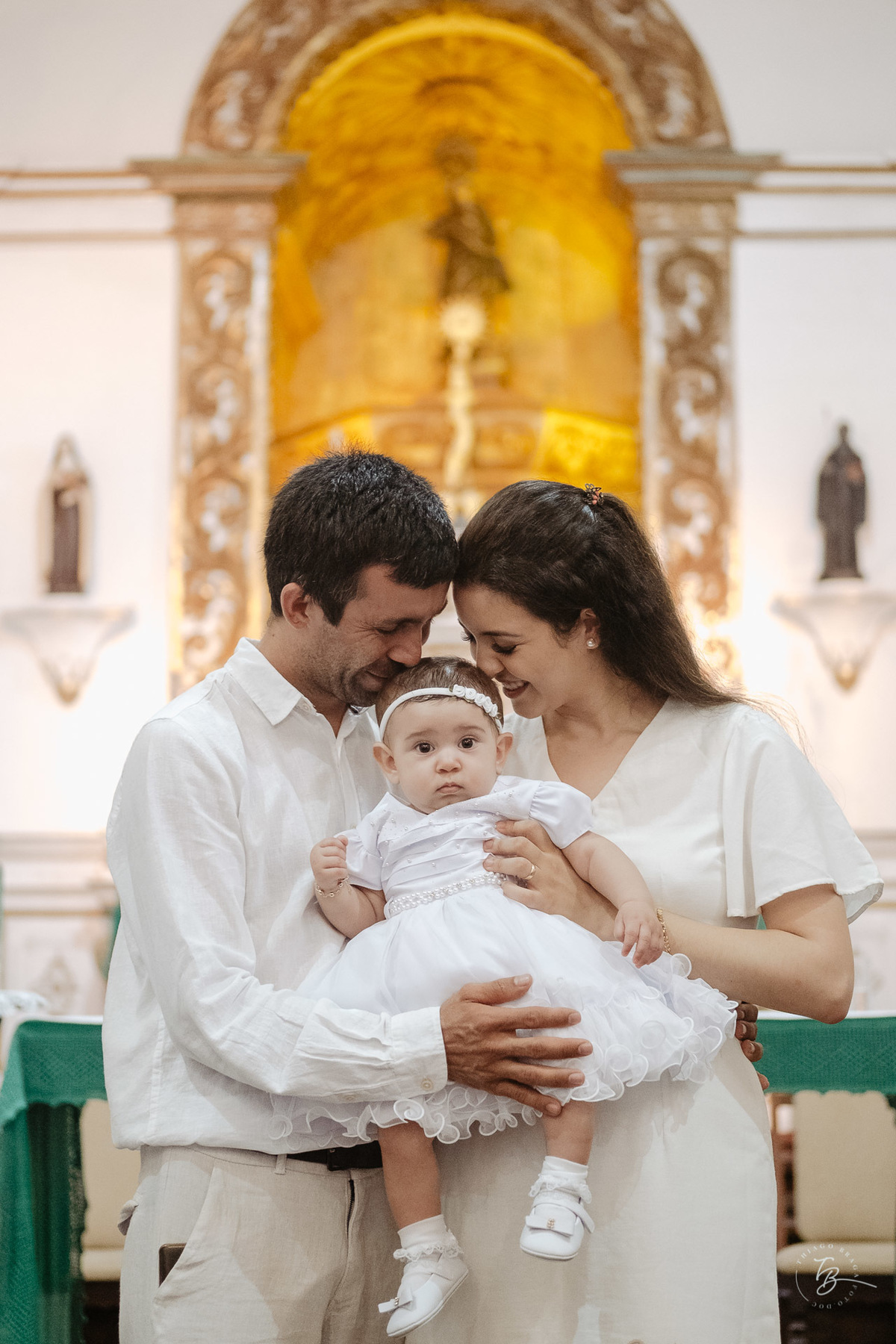 Com os pais. O dia do batizado da Lara, na Igreja santuário da Imaculada conceição, na Lagoa em Florianópolis. - SC, por Thiago Braga Fotografia.