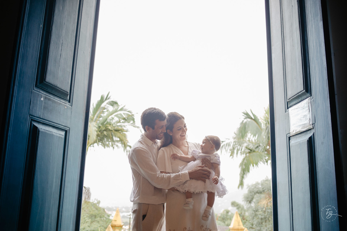 Juntos em família na porta da igreja. O dia do batizado da Lara, na Igreja santuário da Imaculada conceição, na Lagoa em Florianópolis. - SC, por Thiago Braga Fotografia.