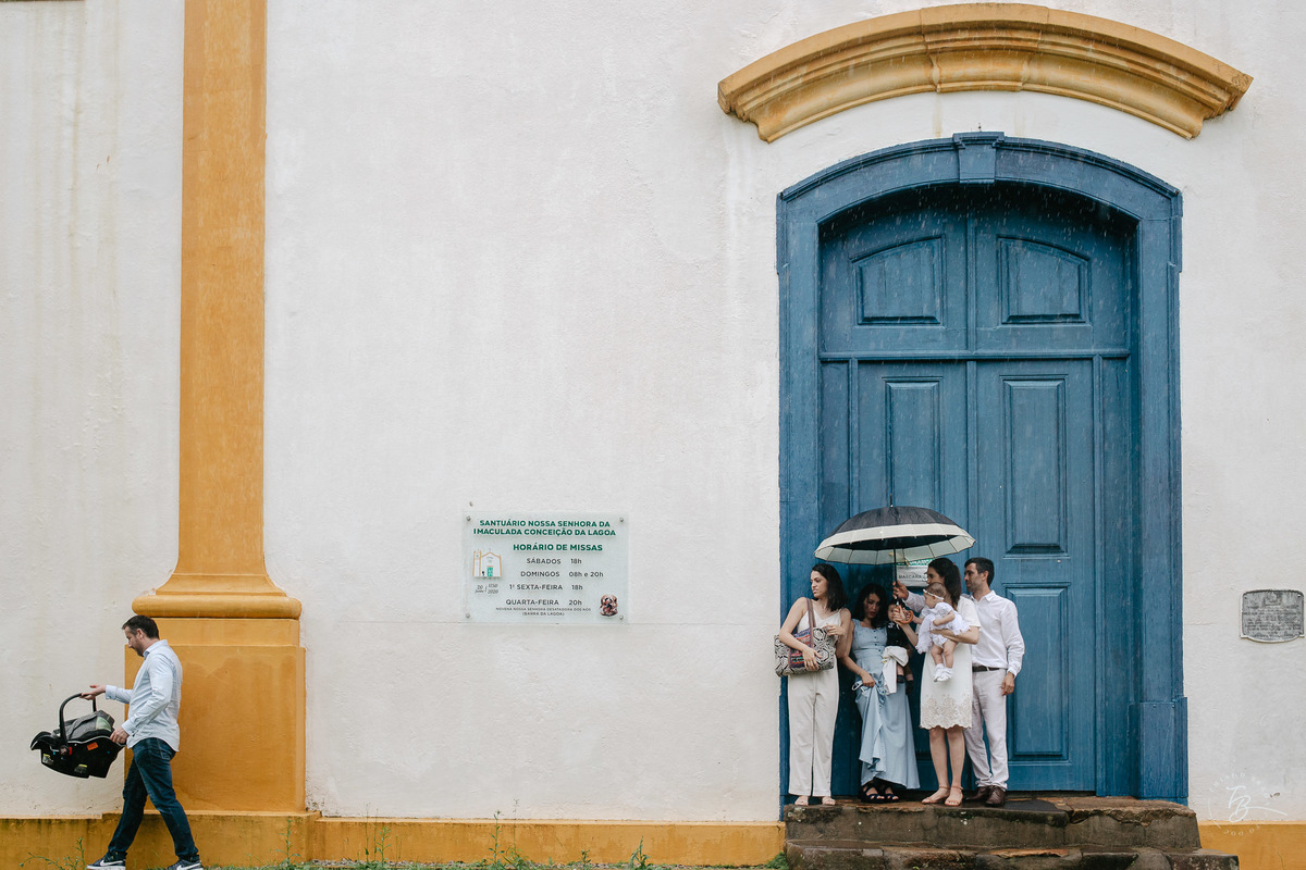 Vamos guardar tudo e ir embora? O dia do batizado da Lara, na Igreja santuário da Imaculada conceição, na Lagoa em Florianópolis. - SC, por Thiago Braga Fotografia.