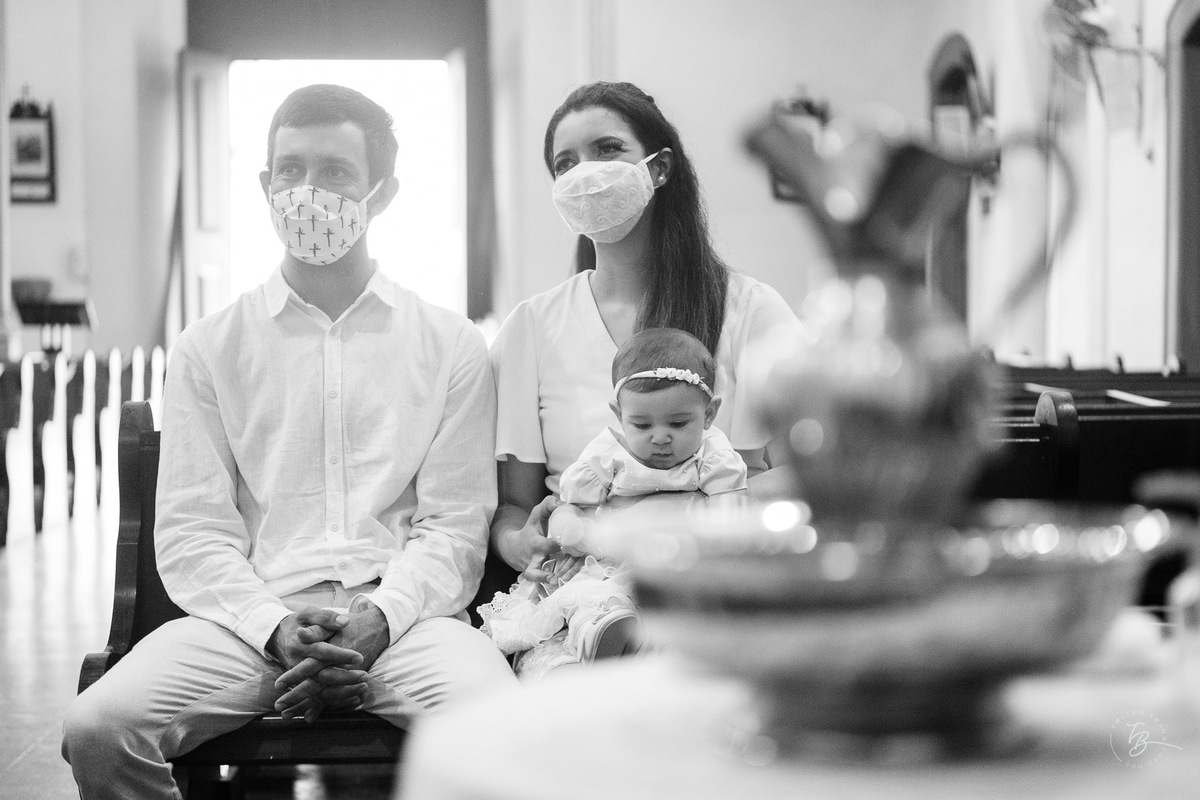 Concentrados. O dia do batizado da Lara, na Igreja santuário da Imaculada conceição, na Lagoa em Florianópolis. - SC, por Thiago Braga Fotografia.