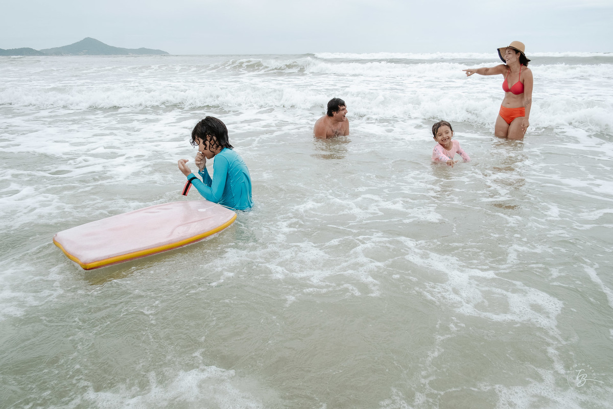 Fotografia documental da família Barbosa, na cidade de Bombinhas/SC. Fotos de um de férias por Thiago Braga.