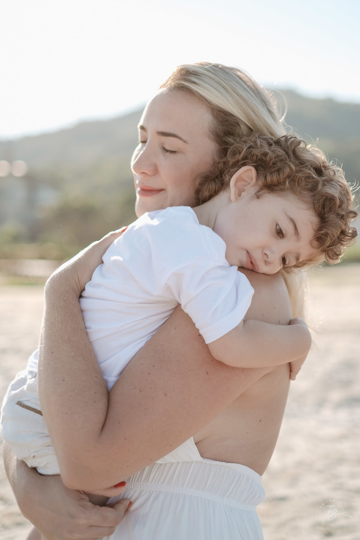 ensaio lifestyle de família na praia de ponta das canas em Florianópolis-SC por Thiago Braga.