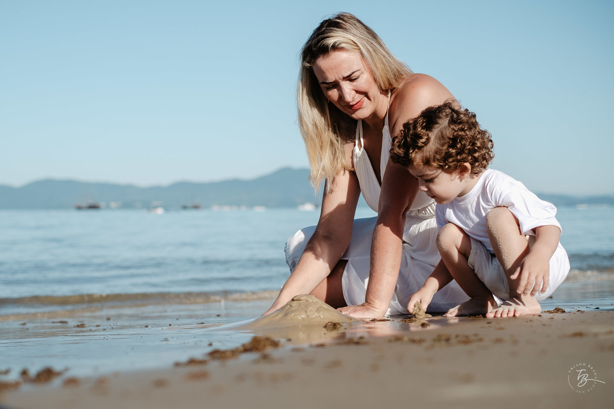 ensaio lifestyle de família na praia de ponta das canas em Florianópolis-SC por Thiago Braga.