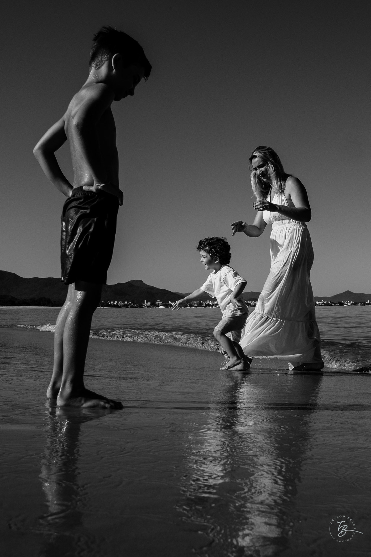 ensaio lifestyle de família na praia de ponta das canas em Florianópolis-SC por Thiago Braga.